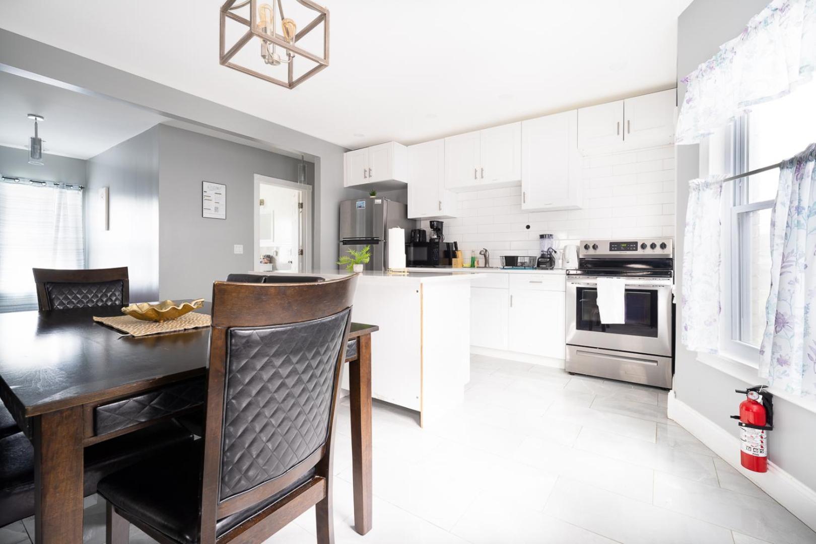 The Maid Of The Mist Villa- With Private Yard & Parking, Minutes From Falls & Casino By Niagara Hospitality * Niagara Falls